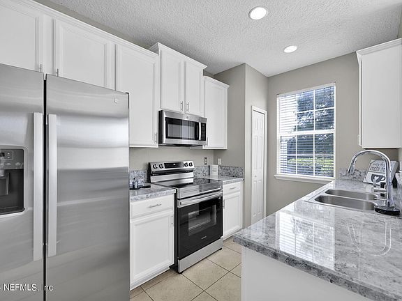 5th image of 3921 BUCKTHORNE Drive #D