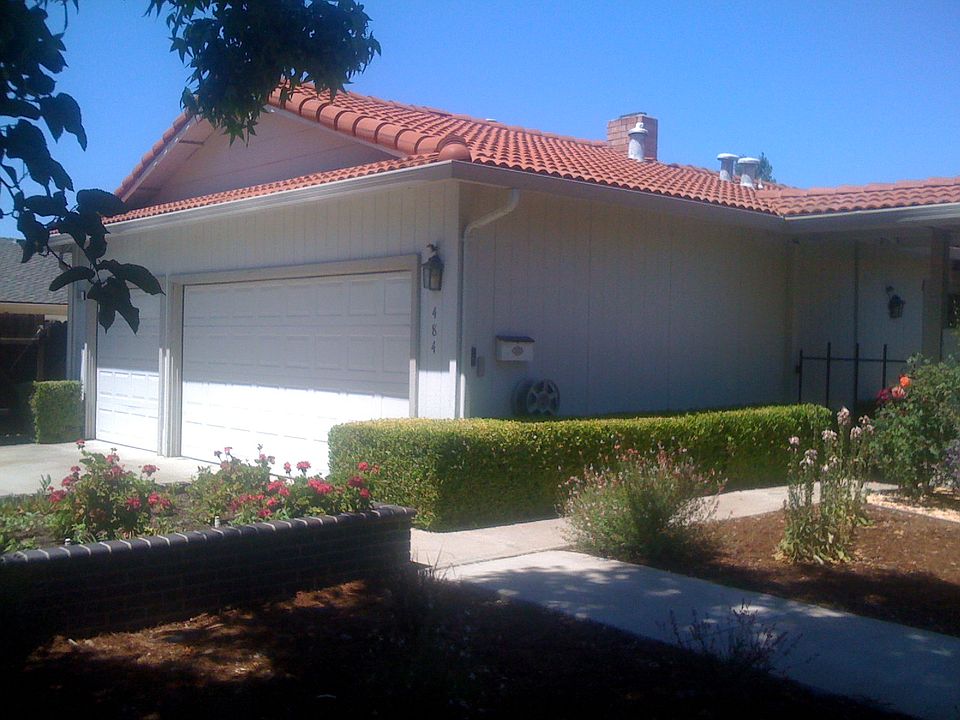 Entrance & 3 Car Garage