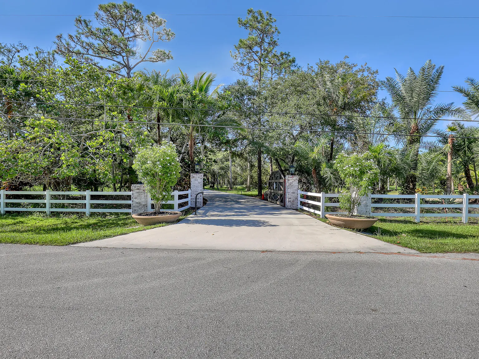 7 bed, 4.5 bath, 4626 sqft, $20,000 — Photo 3