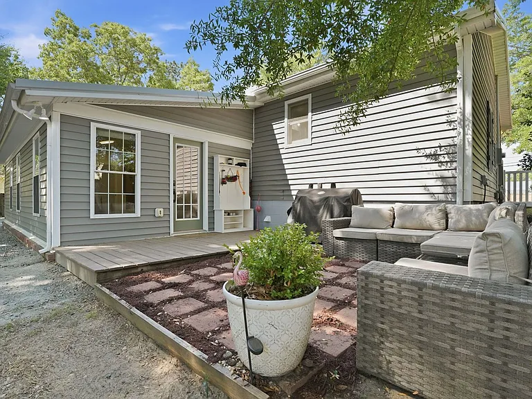 1425 Central Dr — Photo 43