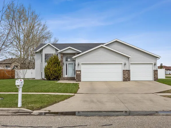 902 Parkway Dr, West Fargo, ND 58078