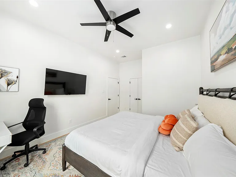 3010 Delano St — Photo 13