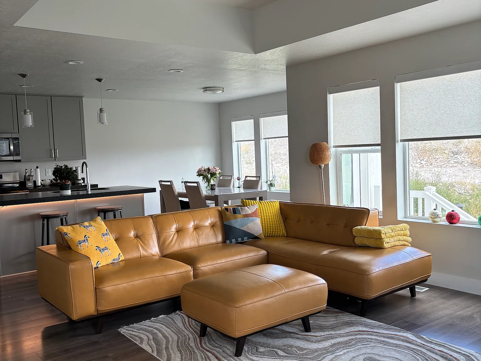 4 bed, 2400 sqft, $2,689 — Photo 2