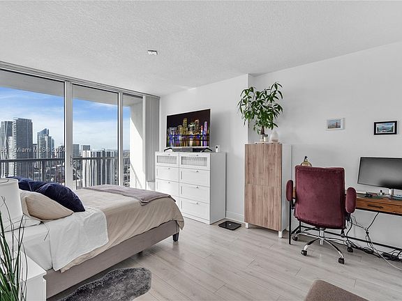 3rd image of 1750 N Bayshore Dr APT 4510