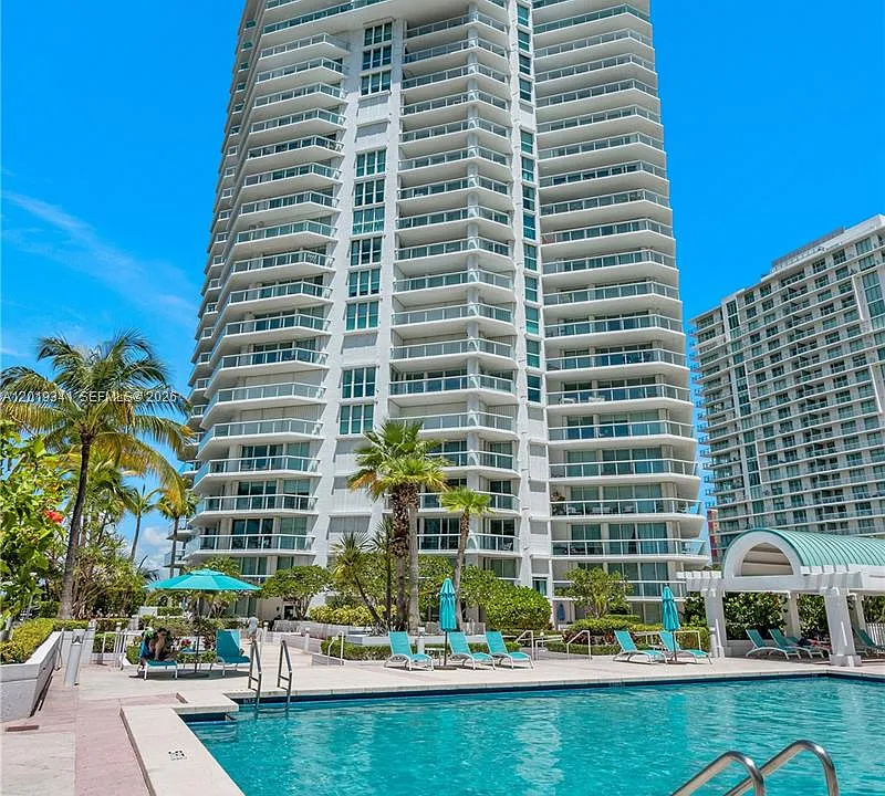 16500 Collins Ave #652