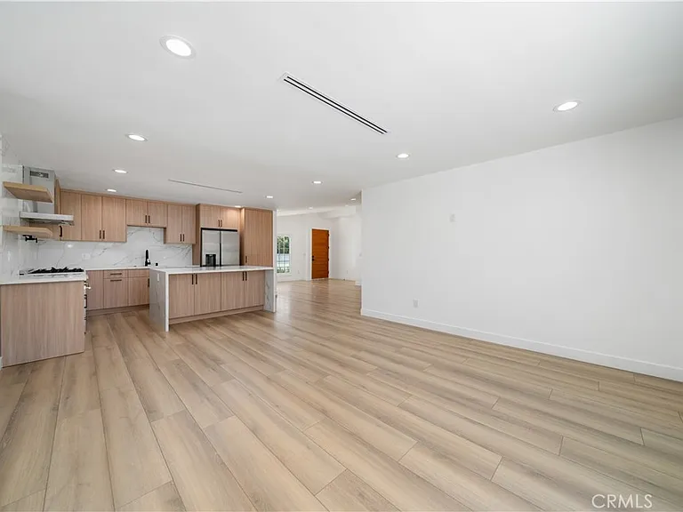 22928 Leadwell St — Photo 10