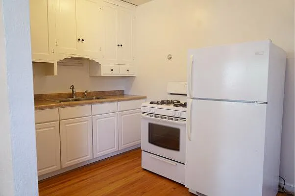Grand Ave Apartments — Photo 18