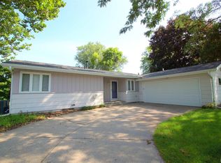 2715 Avalon Dr, Bettendorf, IA