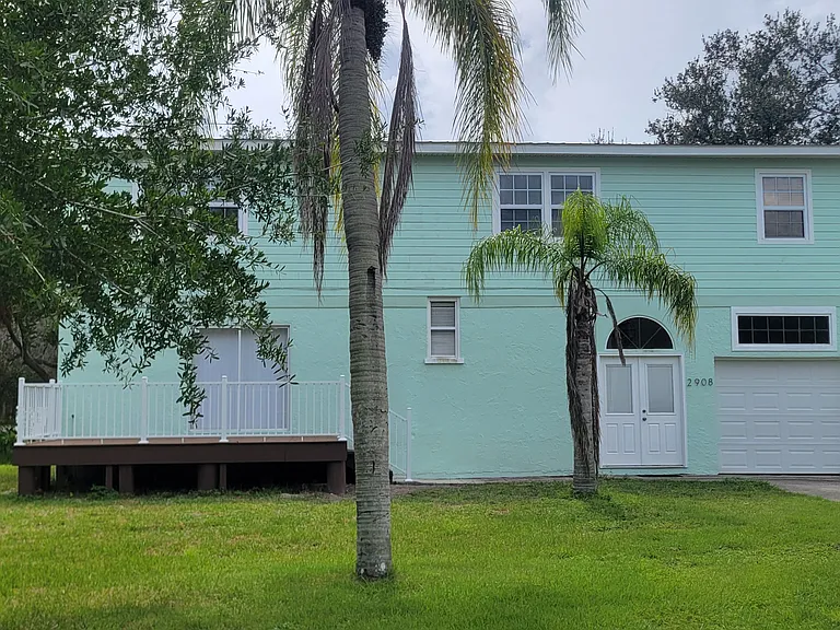 2908 6th Avenue Dr E — Photo 2