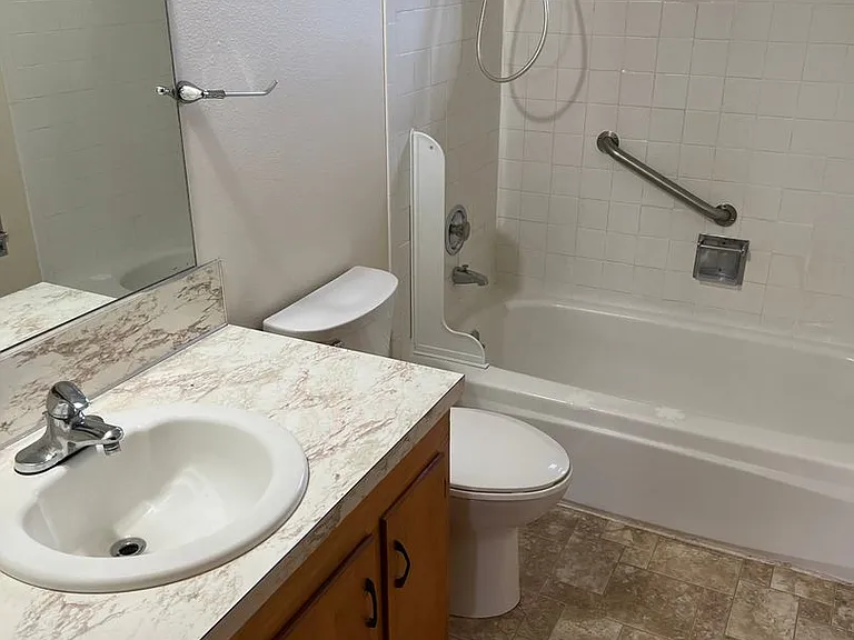 1650 & 1652 NW Vale Ct — Photo 7