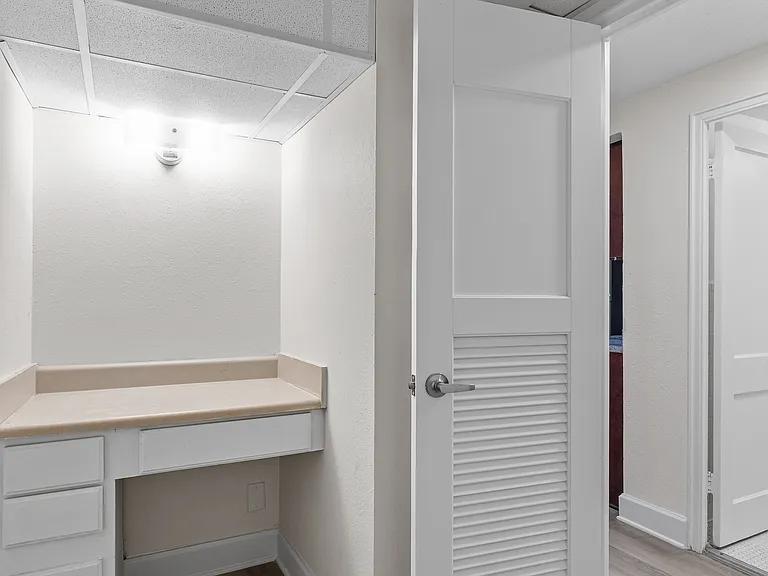 Fairmont Tower Apartments — Photo 37