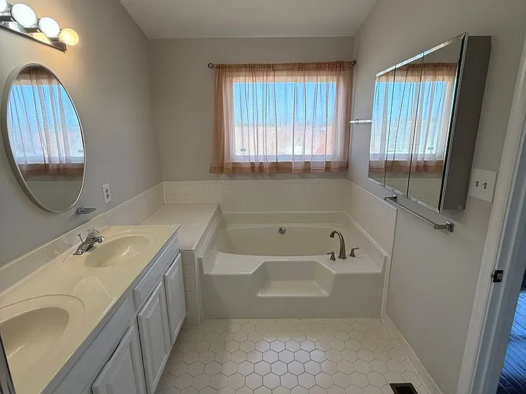 2740 Winston Ct — Photo 15