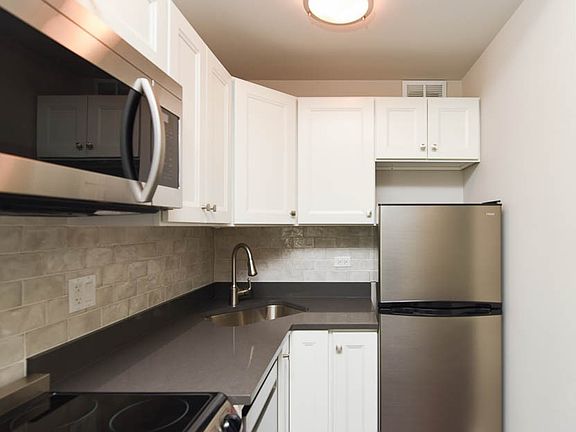 2nd image of 640 W Wrightwood Ave APT 112