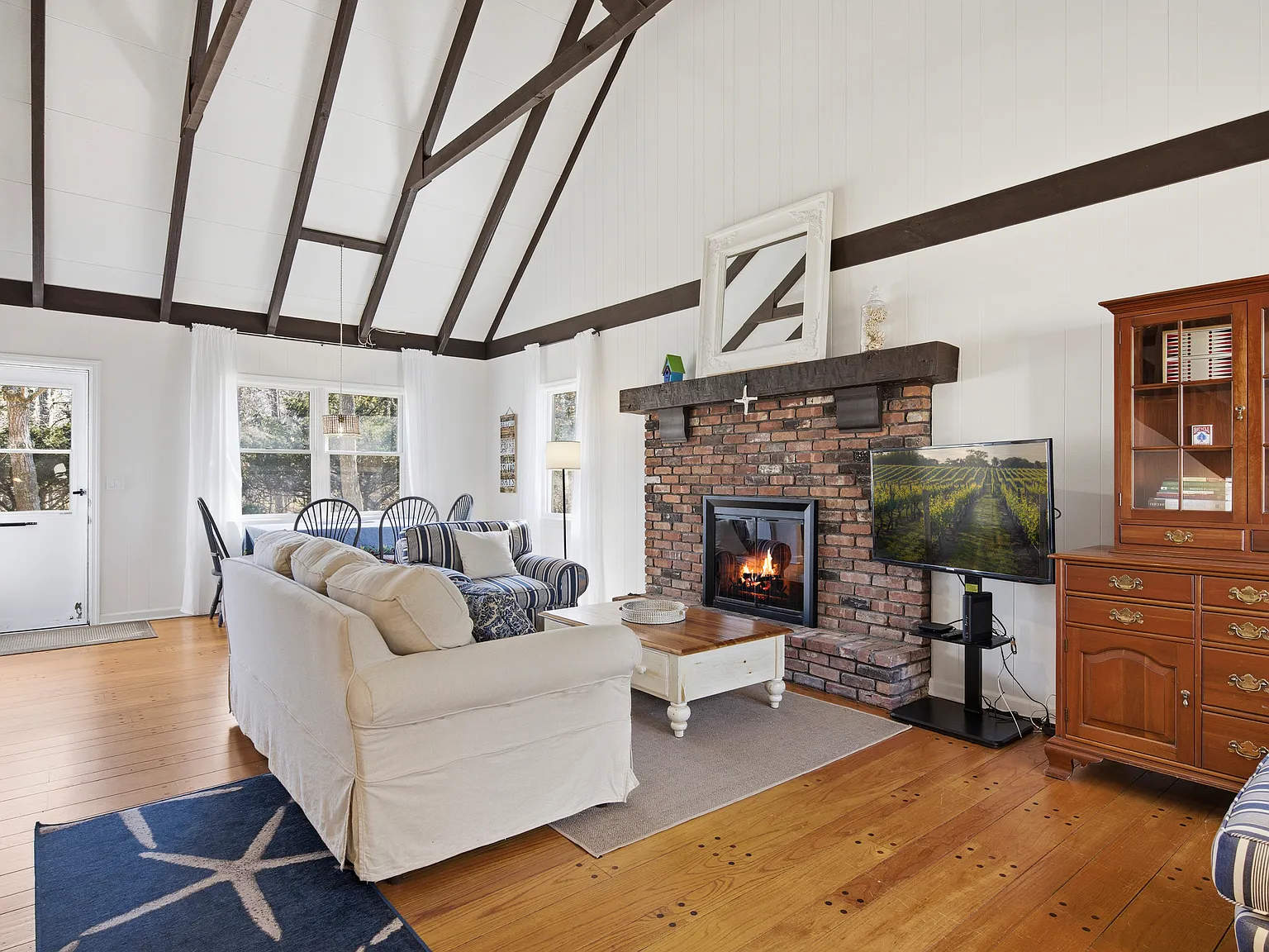 Refined Hampton Bays South Cottage — Photo 2