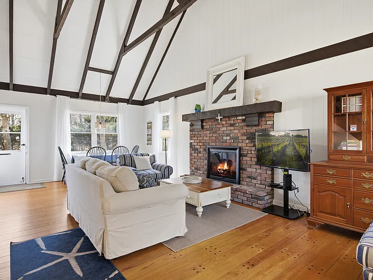 3 Foster Ave — Photo 2