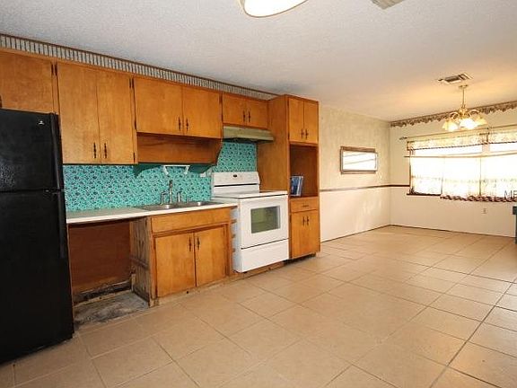 2nd image of 608 N Ave W