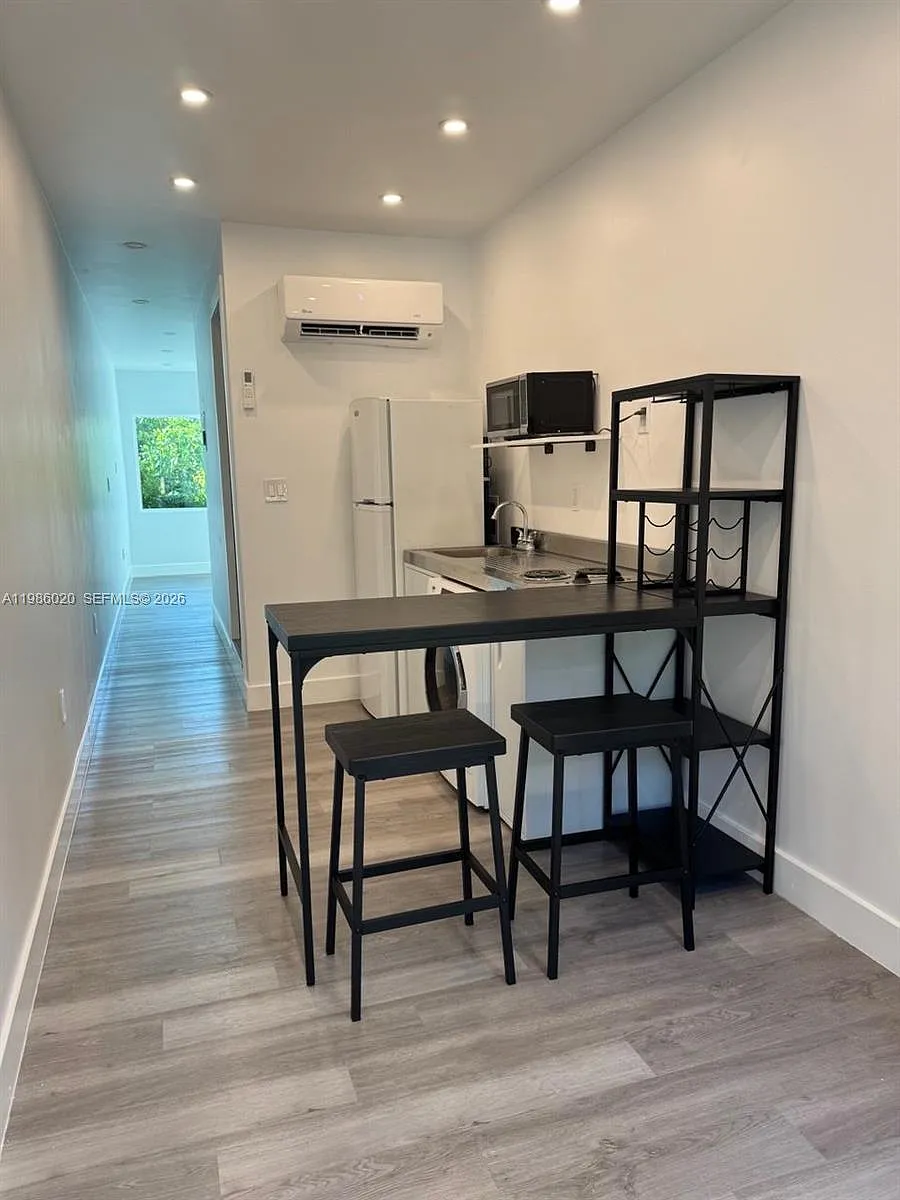 Building Photo - 5800 SW 122nd Ave #2