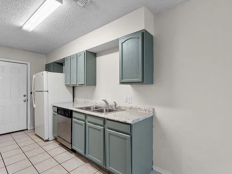 1629 Gordon St — Photo 6