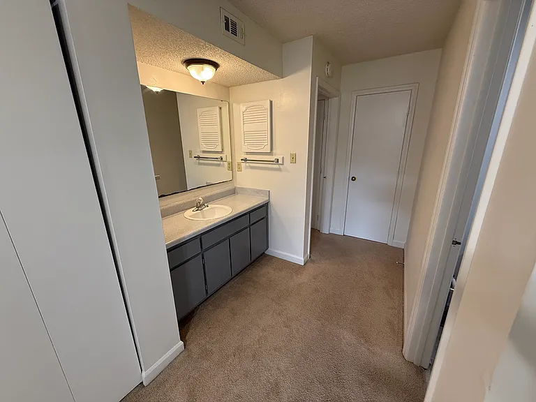 Avery Close Condominiums — Photo 22