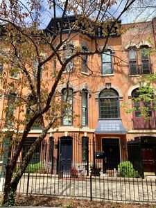 24 W Chestnut St, Chicago, IL, 60610