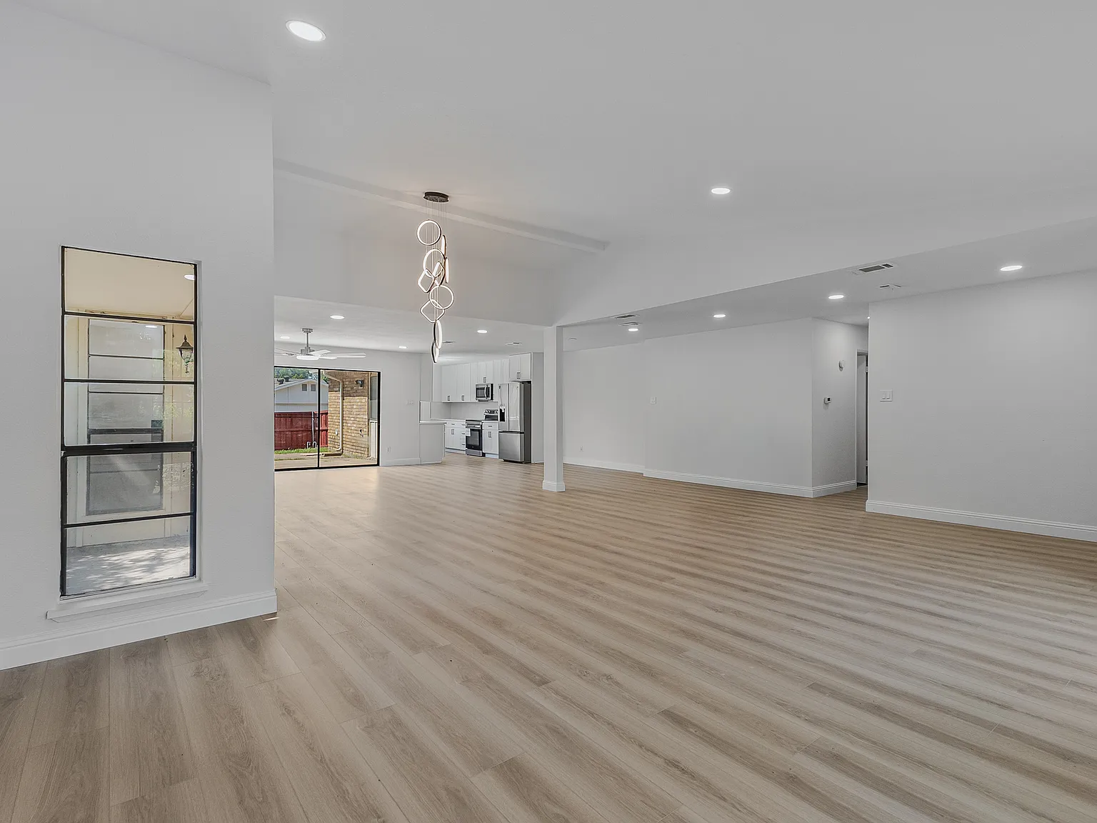 4 bed, 2111 sqft, $3,200 — Photo 3