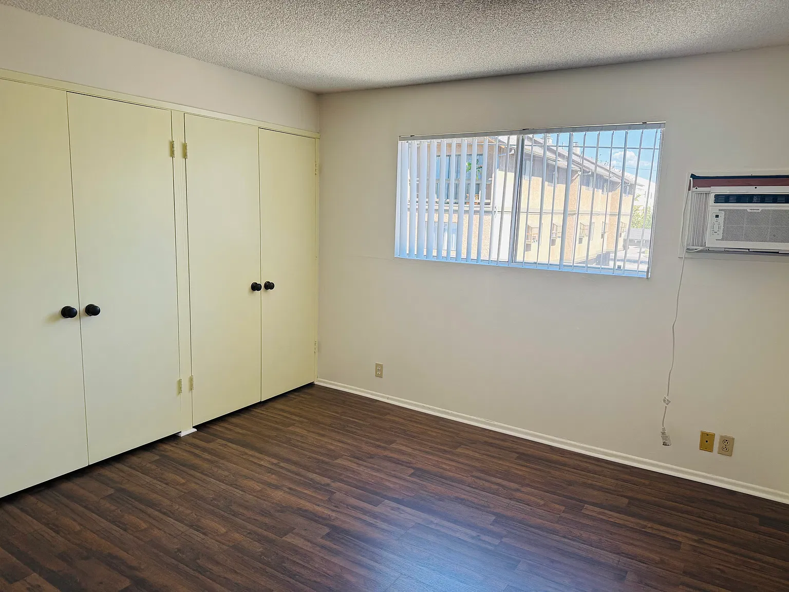 2 bed, 950 sqft, $2,700 — Photo 4