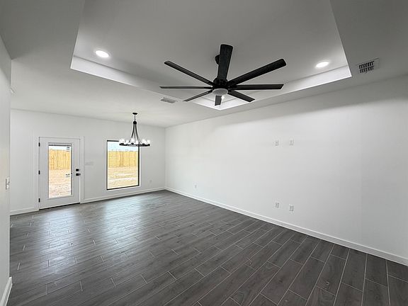 3rd image of 3919 Yoyis St