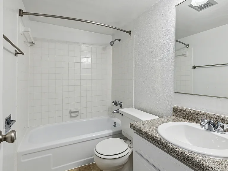 Fairway Club Apartments — Photo 10