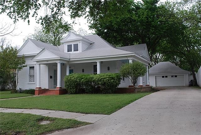 1st image of 413 E Elm St