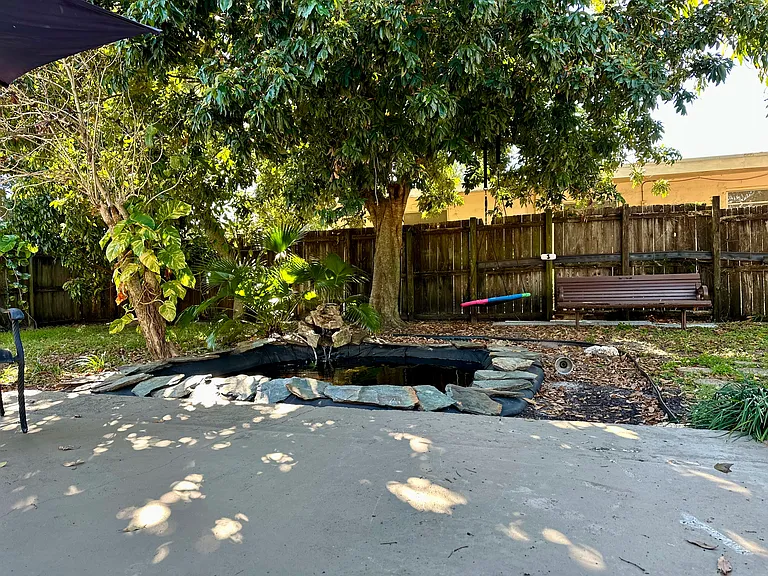 571 SW 29th Ter — Photo 10