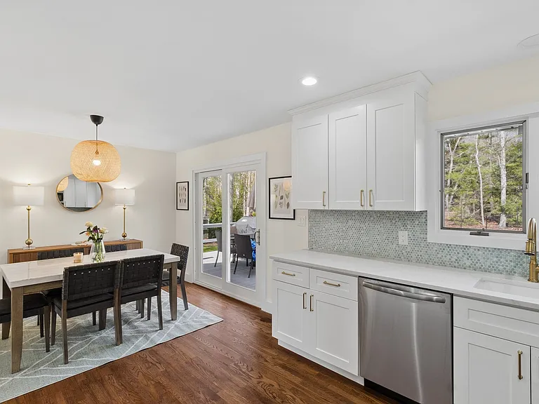 135 Pembroke Dr — Photo 16