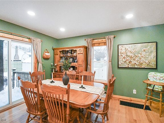 5th image of 251 King St