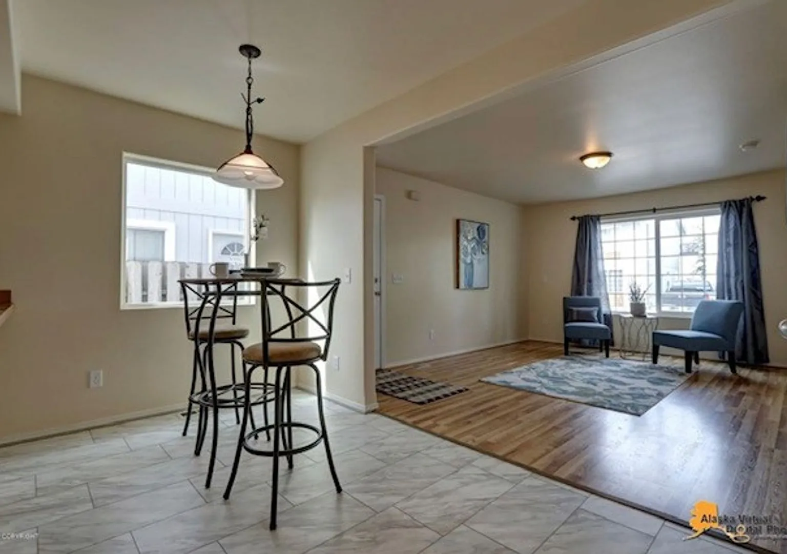 Beautiful and Bright Two Story Townhouse right off of Tudor Road - Close to ANMC! — Photo 1