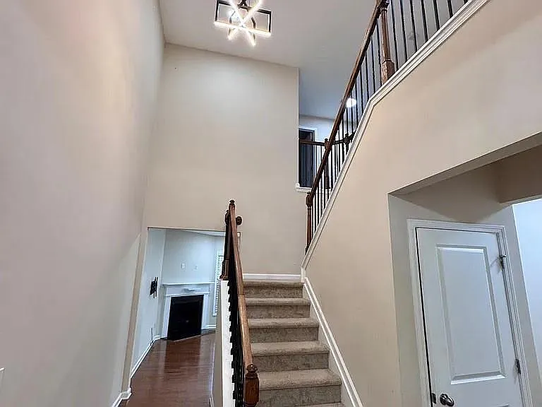 3 bed, 2.5 bath, 1829 sqft, $2,400 — Photo 4