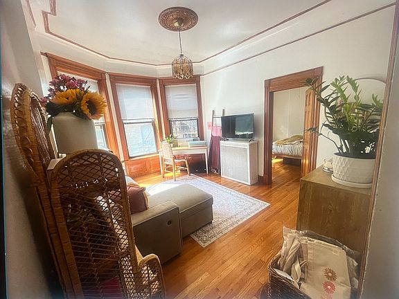 2nd image of 421 W Belden Ave #1-2