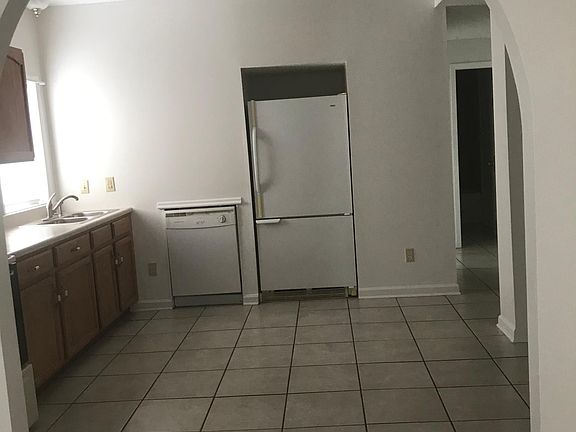 3rd image of 424 & 424 Shelby Ln