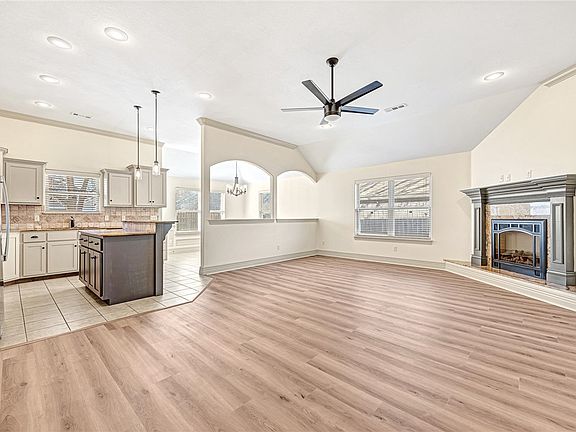 3rd image of 103 NE Chicory Ln