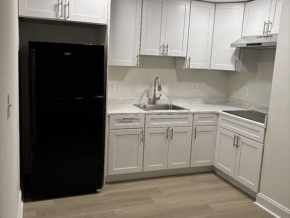 Kitchen, with Fridge and Stove (Copyright Politeuma Management Group)