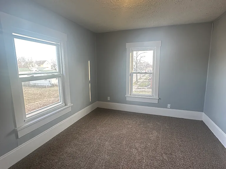 909 Clinton Ave SW — Photo 8