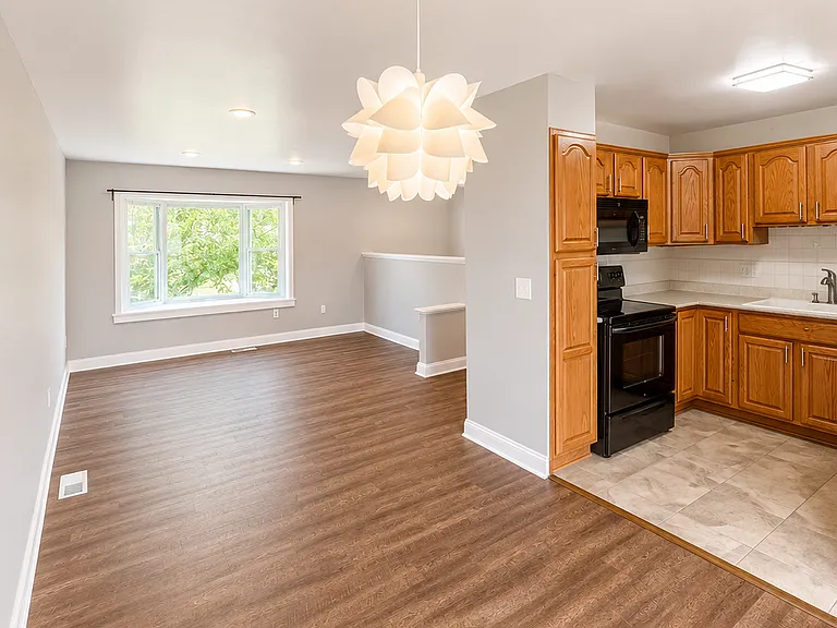 1431 Meadow Dr — Photo 6