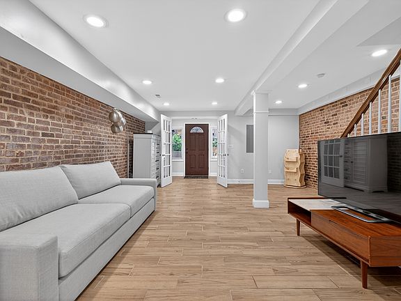 3rd image of 138 Sussex St #1