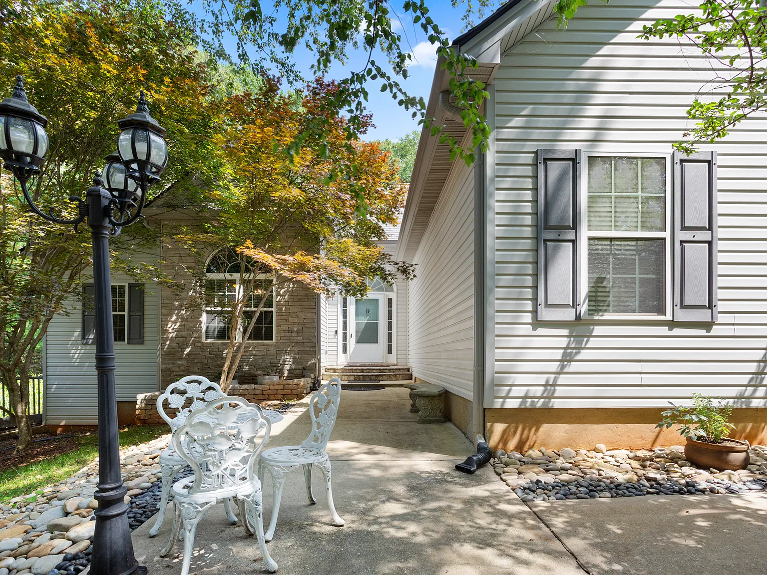3 bed, 1598 sqft, $3,950 — Photo 1