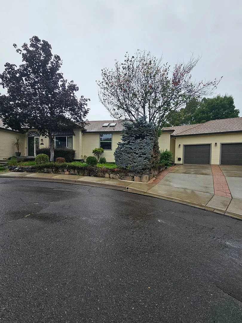 Luxury Home in East Medford — Photo 2