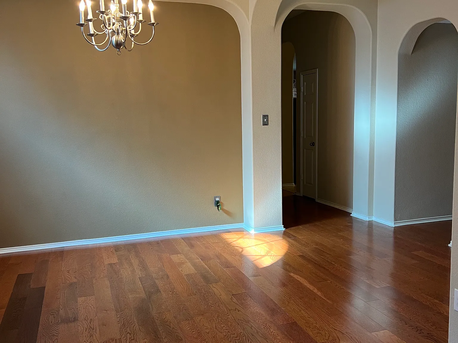 4 bed, 2400 sqft, $3,100 — Photo 3