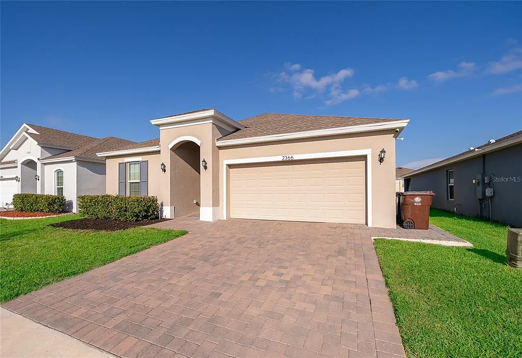4 bed, 2.0 bath, 1959 sqft, $2,399 — Photo 3