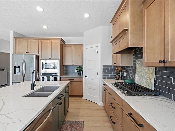 5th image of 634 Elizabeth Way