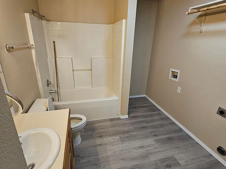 7521 W Tottenham Ln — Photo 12