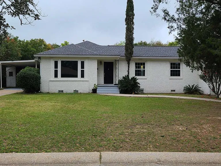 2109 N Spring St — Photo 1