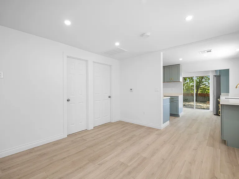 10607 Whitegate Ave — Photo 8