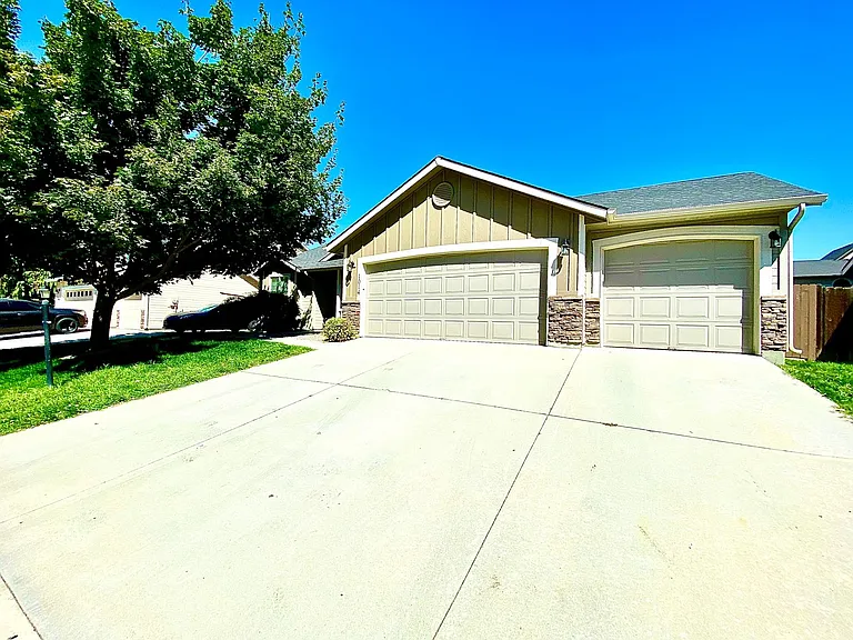 1014 N Manship Ave — Photo 2